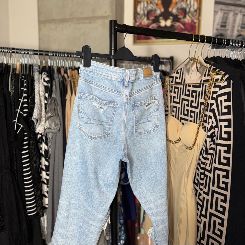 American Eagle Mom Jean Blue Light Wash Distressed Womens Size 6 EUC - Picture 9 of 13